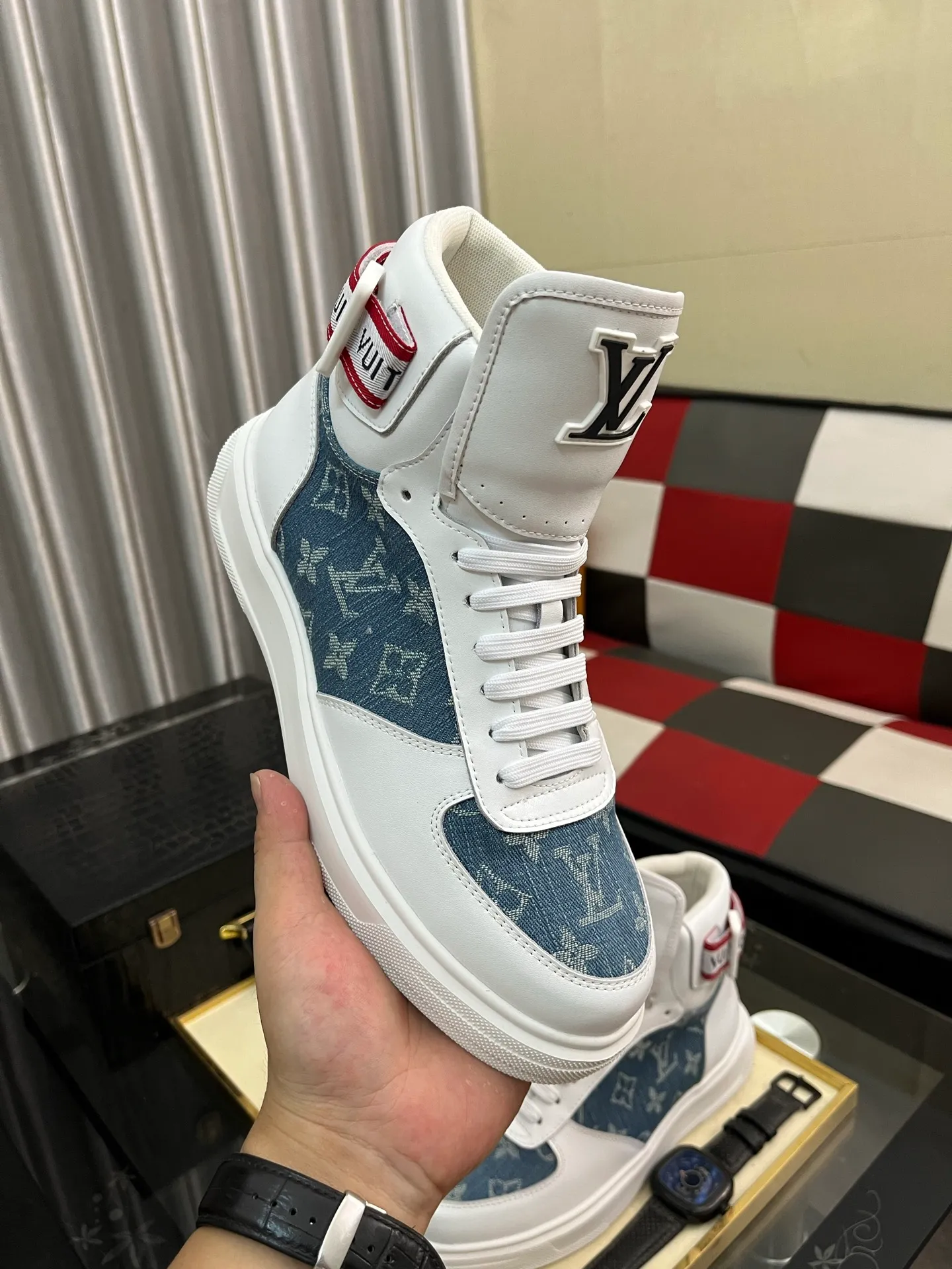 Men's shoes💰440⌚️⌚️"LOUI* VUITTO*" popular men's casual shoes, genuine Italian development💯purchasing level quality✔️The upper is made of first-layer cowhide, comfortable and soft sheepskin feet⚡️Fashionable and versatile. The toe last shape is firm and full, and the soles are made from LV original molds and can be moved in and out of the counter at will. Light and comfortable on the foot~purely handmade, details determine quality! Size:38-442️⃣Colors available